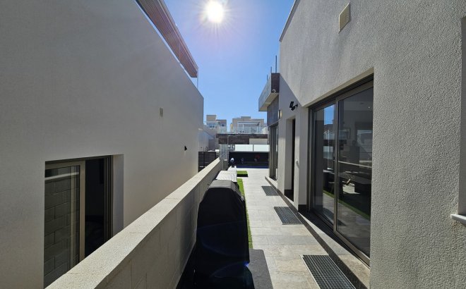 Resale - Villa -
Villamartin - Costa Blanca