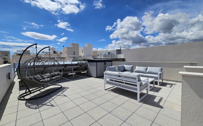 Resale - Villa -
Villamartin - Costa Blanca