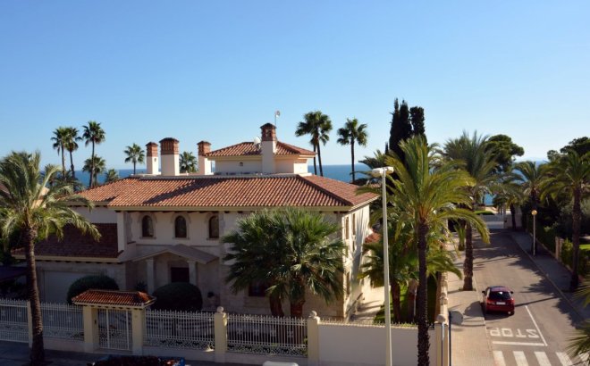 Resale - Villa -
Orihuela Costa - Costa Blanca