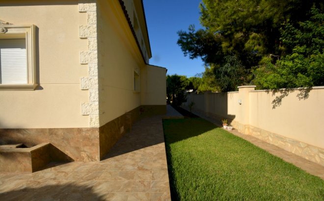 Resale - Villa -
Orihuela Costa - Costa Blanca