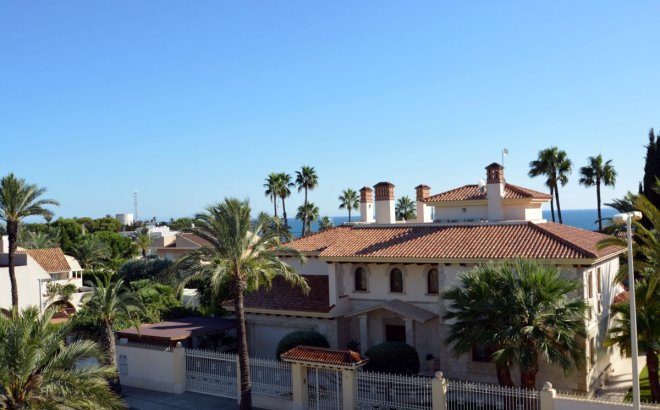 Resale - Villa -
Orihuela Costa - Costa Blanca