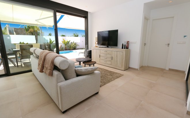Resale - Villa -
Pilar de la Horadada - Costa Blanca