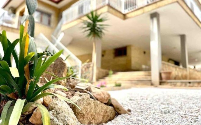 Resale - Villa -
Orihuela Costa - Campoamor