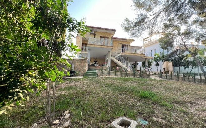Resale - Villa -
Orihuela Costa - Campoamor