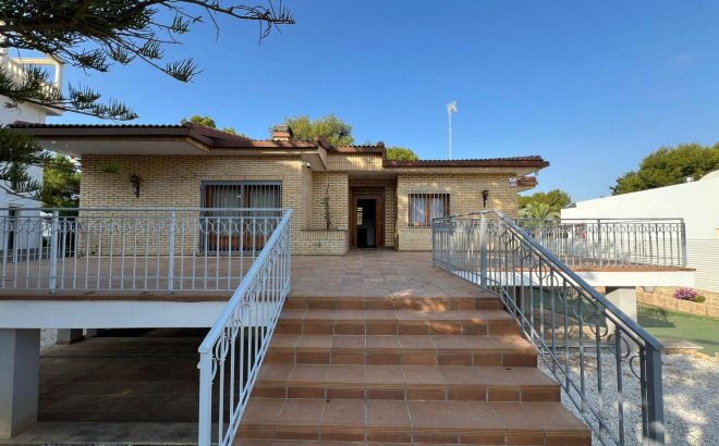 Resale - Villa -
Orihuela Costa - Campoamor