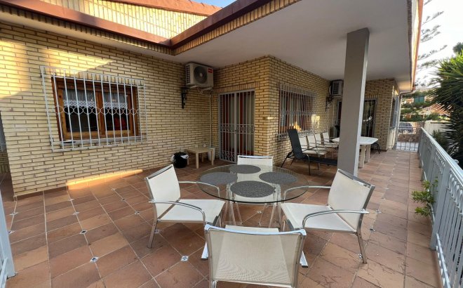 Resale - Villa -
Orihuela Costa - Campoamor