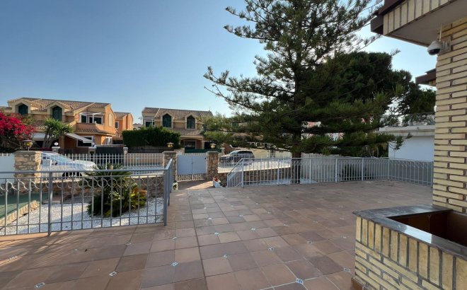 Resale - Villa -
Orihuela Costa - Campoamor