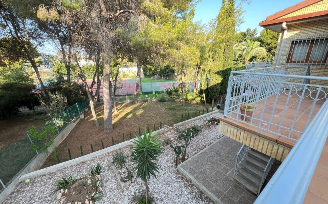 Resale - Villa -
Orihuela Costa - Campoamor