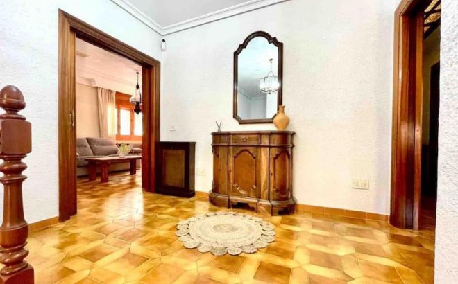 Resale - Villa -
Orihuela Costa - Campoamor