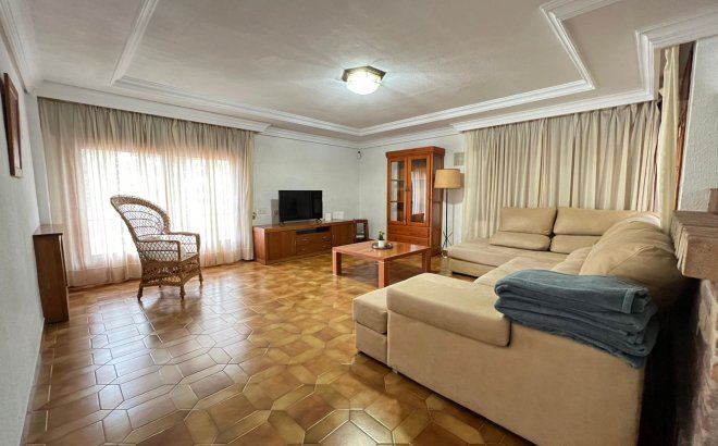 Resale - Villa -
Orihuela Costa - Campoamor