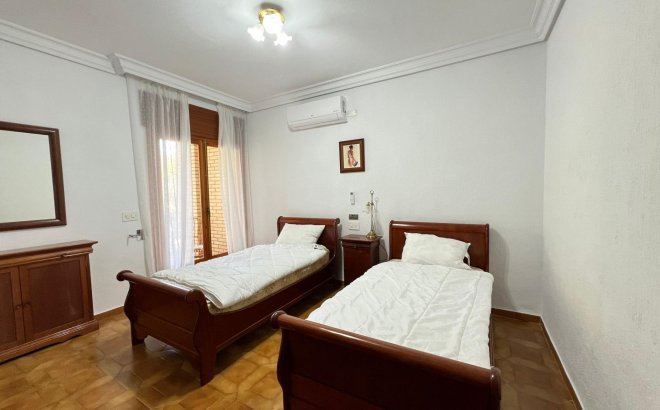 Resale - Villa -
Orihuela Costa - Campoamor