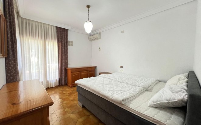 Resale - Villa -
Orihuela Costa - Campoamor