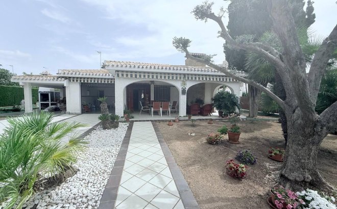 Resale - Villa -
Orihuela Costa - Campoamor