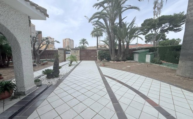 Resale - Villa -
Orihuela Costa - Campoamor