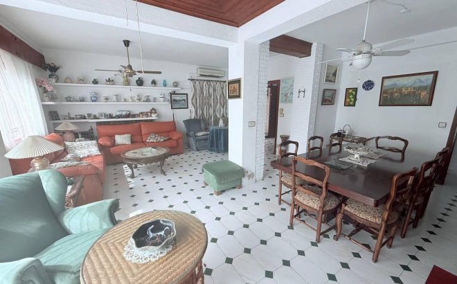 Resale - Villa -
Orihuela Costa - Campoamor