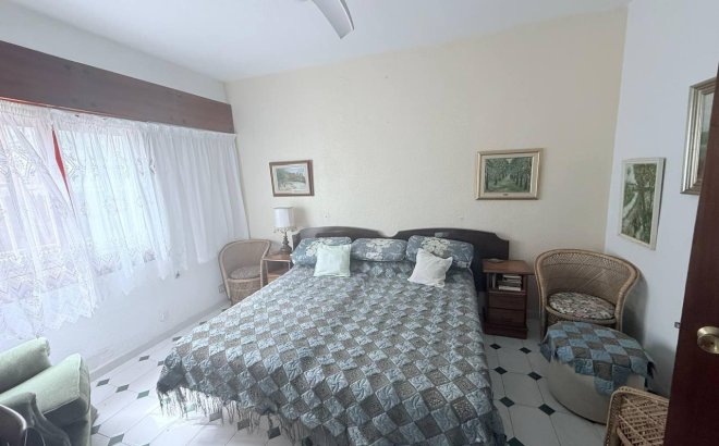 Resale - Villa -
Orihuela Costa - Campoamor