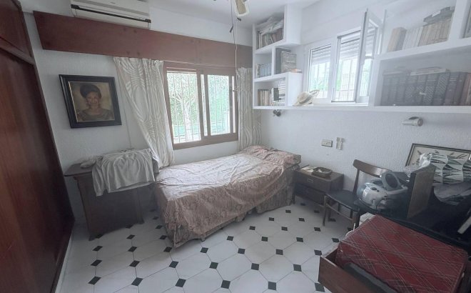 Resale - Villa -
Orihuela Costa - Campoamor