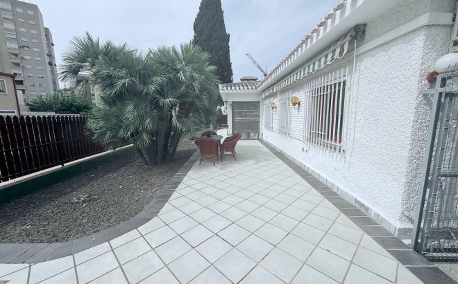Resale - Villa -
Orihuela Costa - Campoamor