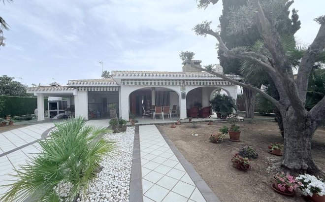 Resale - Villa -
Orihuela Costa - Campoamor