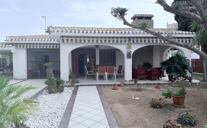 Resale - Villa -
Orihuela Costa - Campoamor