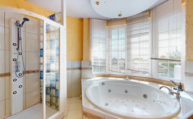 Resale - Villa -
Orihuela Costa - Costa Blanca