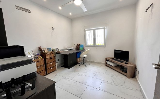 Resale - Villa -
San Miguel de Salinas - Inland