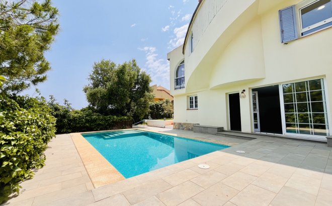 Resale - Villa -
La Zenia - Costa Blanca
