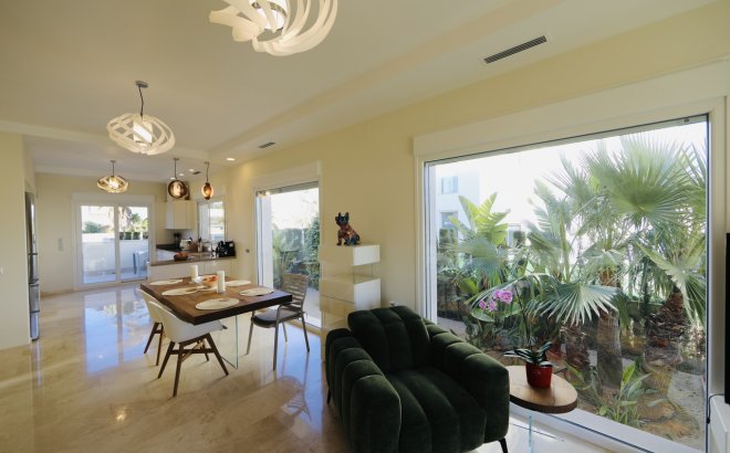 Resale - Villa -
La Zenia - Costa Blanca