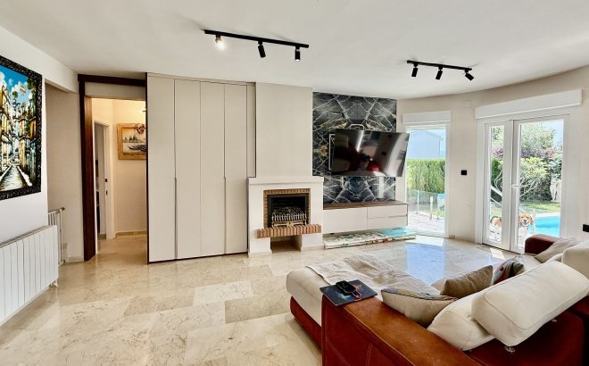 Resale - Villa -
Orihuela Costa - Costa Blanca