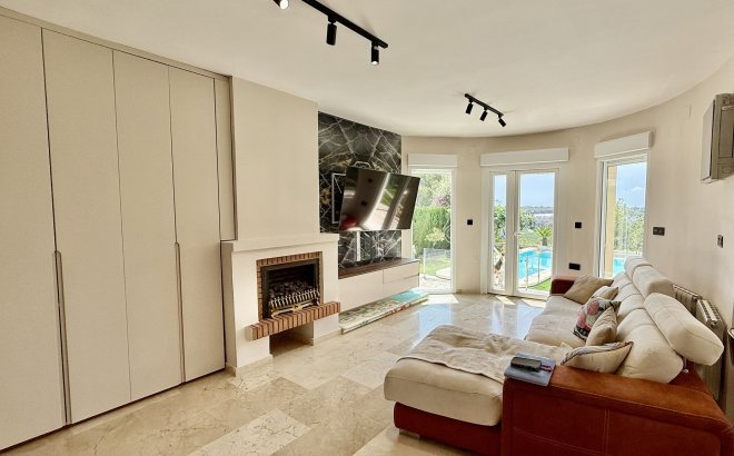 Resale - Villa -
Orihuela Costa - Costa Blanca