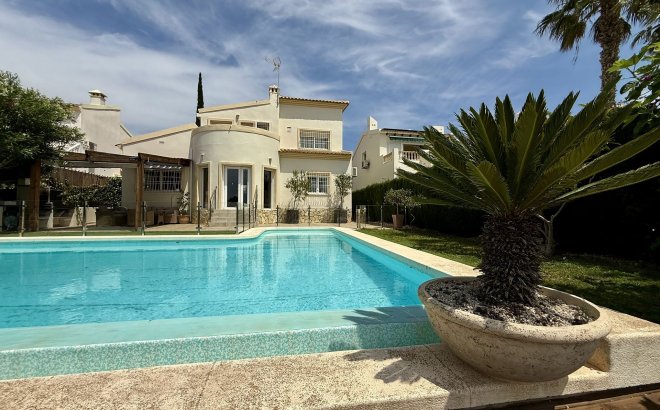 Resale - Villa -
Orihuela Costa - Costa Blanca