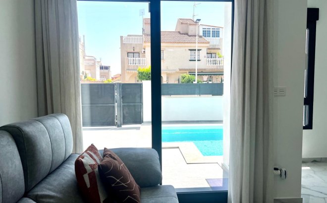 Resale - Villa -
Torrevieja - La Siesta - El Salado - Torreta