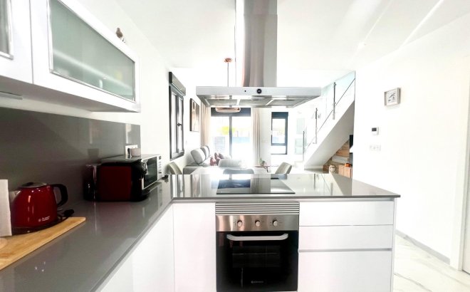 Resale - Villa -
Torrevieja - La Siesta - El Salado - Torreta