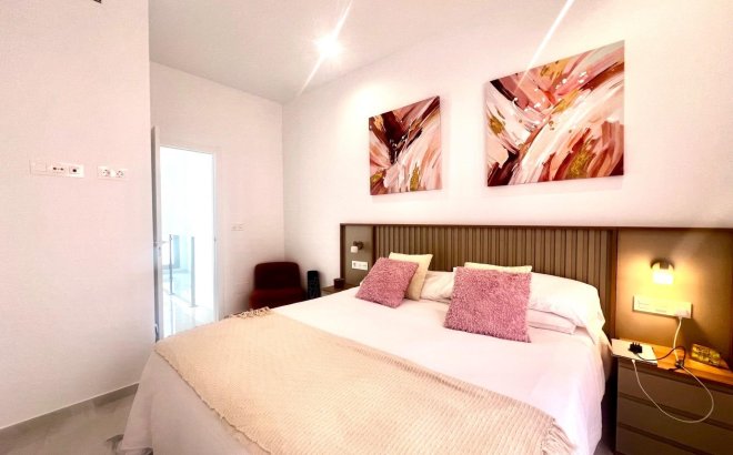 Resale - Villa -
Torrevieja - La Siesta - El Salado - Torreta