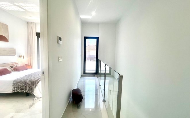 Resale - Villa -
Torrevieja - La Siesta - El Salado - Torreta