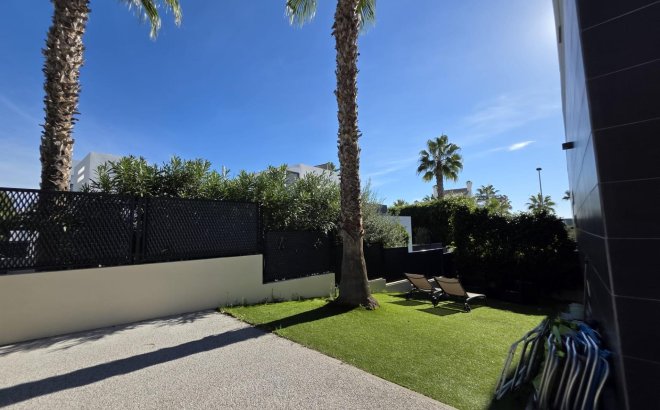 Resale - Villa -
Orihuela Costa - Villamartín