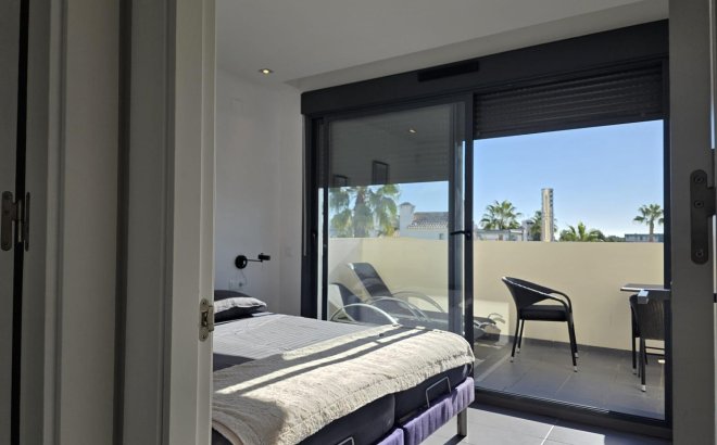 Resale - Villa -
Orihuela Costa - Villamartín