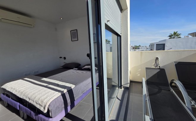 Resale - Villa -
Orihuela Costa - Villamartín