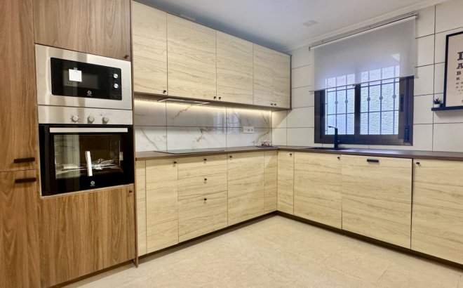 Resale - Town House -
San Miguel de Salinas - Inland