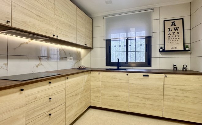 Resale - Town House -
San Miguel de Salinas - Inland