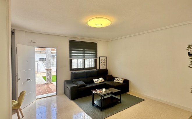 Resale - Town House -
San Miguel de Salinas - Inland