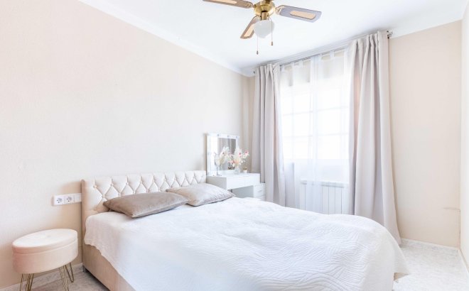 Revente - Villa -
Orihuela Costa - Punta Prima