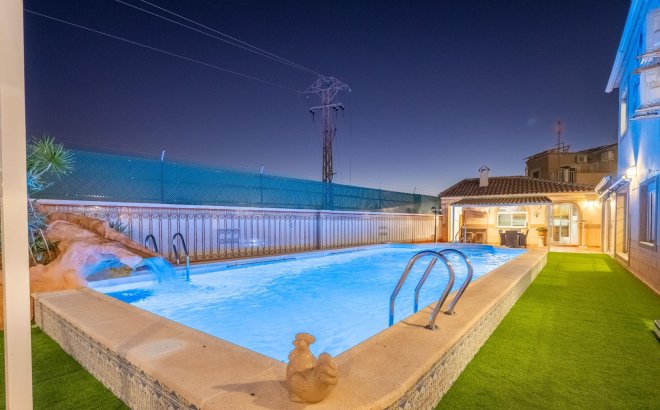 Resale - Villa -
Torrevieja - El Chaparral