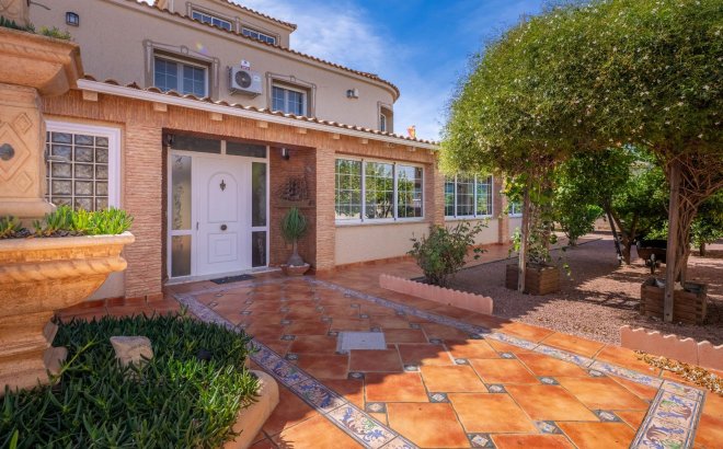 Resale - Villa -
Torrevieja - El Chaparral