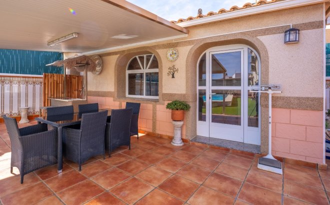 Resale - Villa -
Torrevieja - El Chaparral