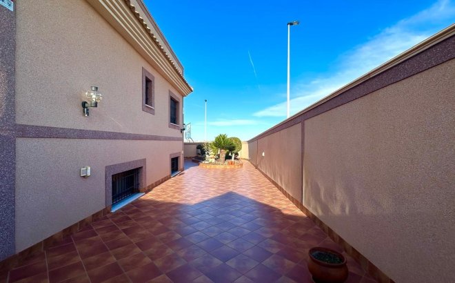 Herverkoop - Town House -
Torrevieja - La Siesta