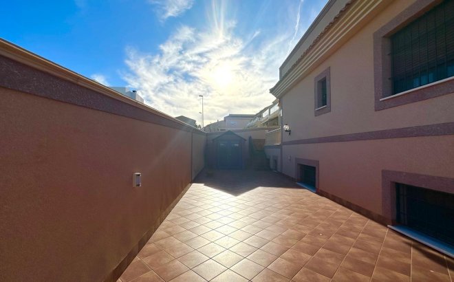 Herverkoop - Town House -
Torrevieja - La Siesta