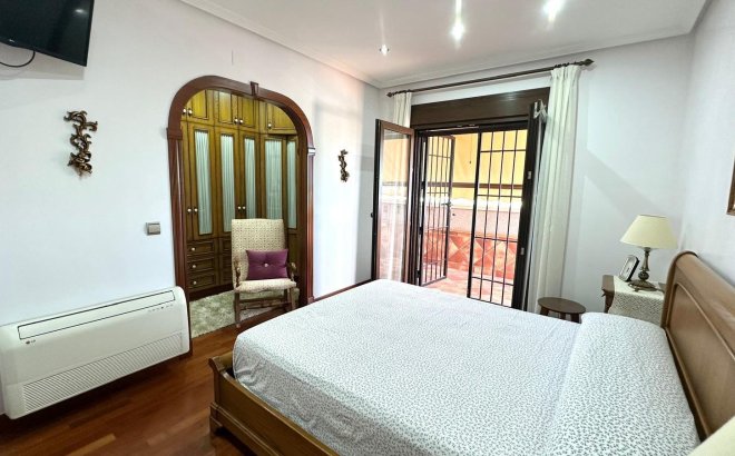 Herverkoop - Town House -
Torrevieja - La Siesta