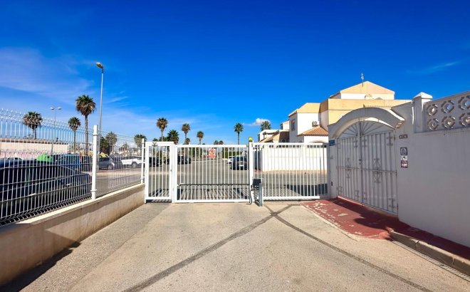 Resale - Bungalow -
Torrevieja - Torretas