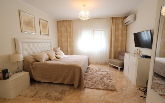 Resale - Villa -
Torrevieja - Costa Blanca